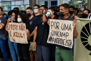 Estudantes do Cotil protestam contra racismo após caso de preconceito envolvendo professora