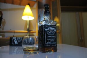 Dona da Jack Daniels também suspende operações na Rússia