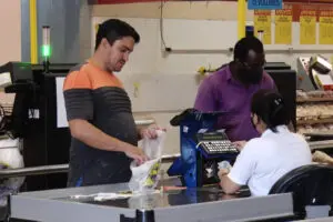 Limeirenses seguem divididos sobre uso de máscaras após fim da obrigatoriedade