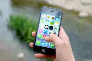 Guedes afirma que há mais iPhones no Brasil do que população