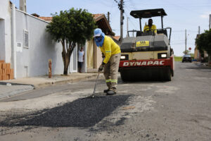 Operação tapa-buracos, da Prefeitura de Limeira, é suspensa por falta de massa asfáltica