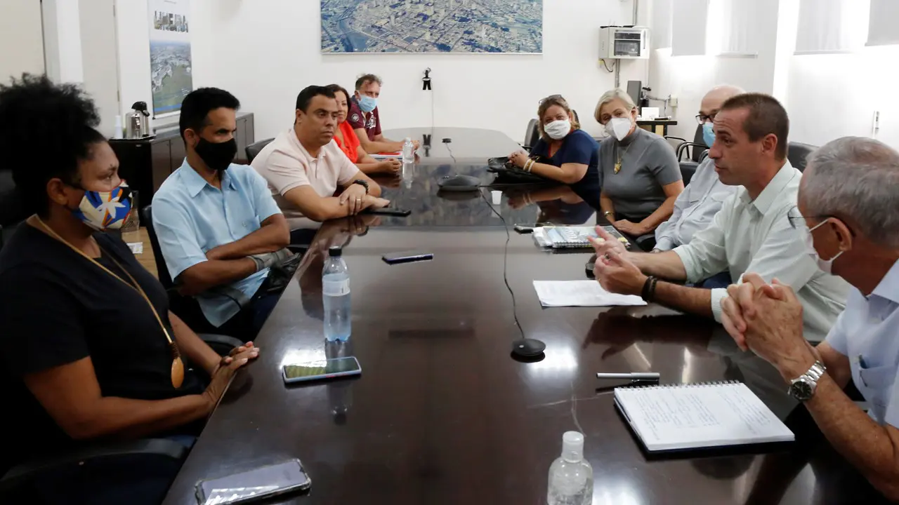 Prefeitura apresenta nova tabela salarial do magistério a sindicatos