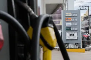 Combustível caro afeta orçamento de quem trabalha com veículo e preocupa limeirenses