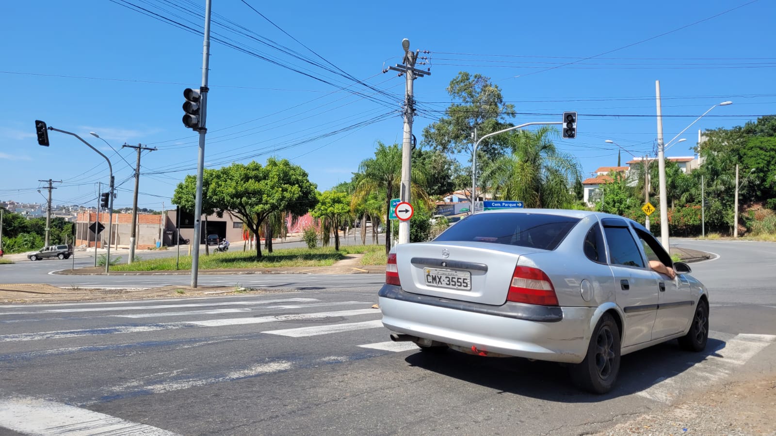 Semáforos da rotatória da Avenida Laranjeiras, em Limeira, apresenta problemas na manhã desta quarta-feira (9)