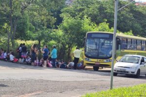 Ônibus escolar quebra na região do Jardim Novo Horizonte, em Limeira, e deixa crianças esperando na calçada