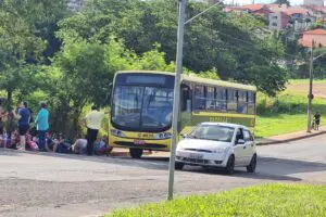 Ônibus escolar quebra na região do Jardim Novo Horizonte, em Limeira, e deixa crianças esperando na calçada