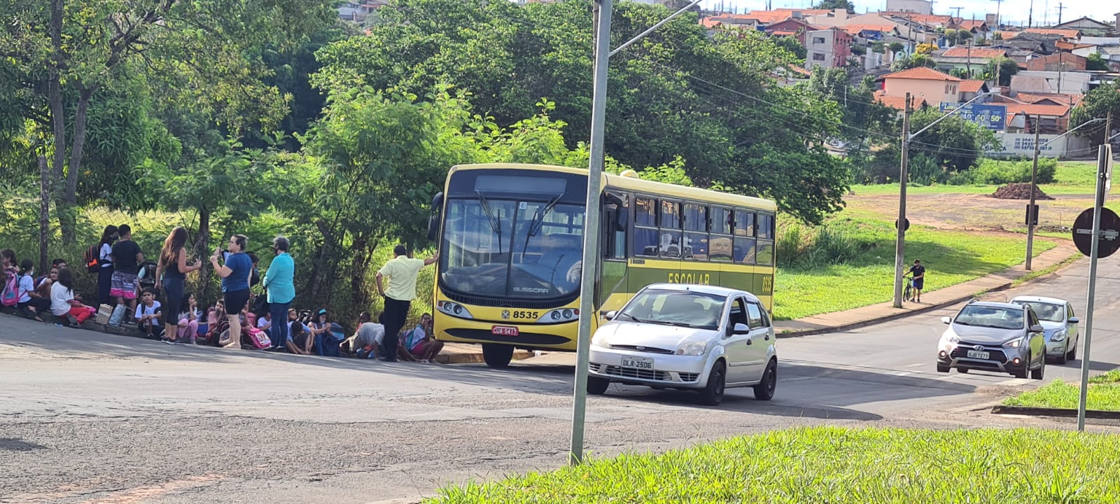 Ônibus escolar quebra na região do Jardim Novo Horizonte, em Limeira, e deixa crianças esperando na calçada