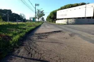 Buraco em rua do Egisto Ragazzo, em Limeira, é motivo de reclamação de motoristas