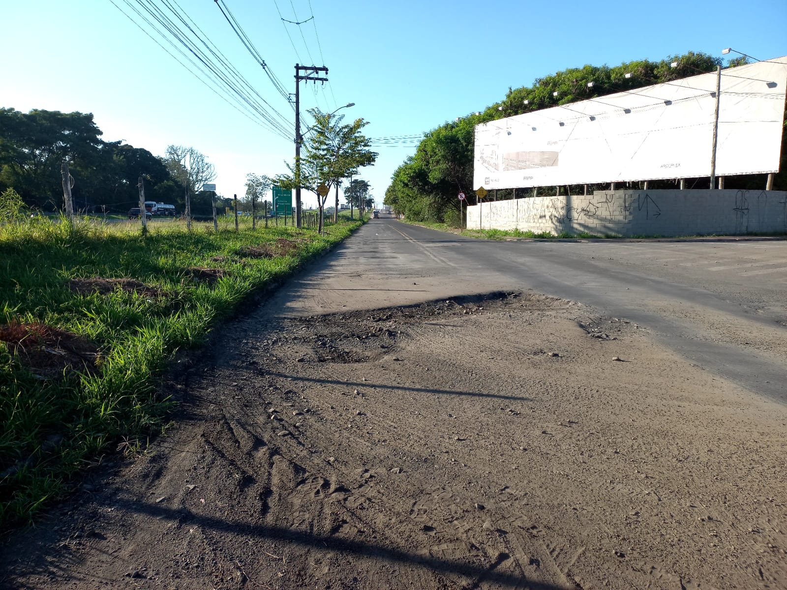 Buraco em rua do Egisto Ragazzo, em Limeira, é motivo de reclamação de motoristas