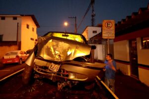 Homem morre após bater carro contra árvore no Jardim Santa Eulália, em Limeira