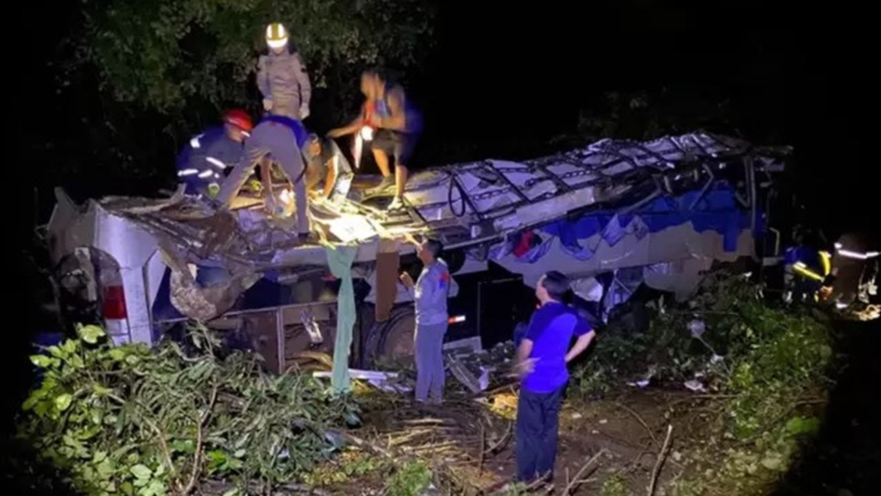 Acidente com ônibus mata ao menos nove pessoas no Paraná