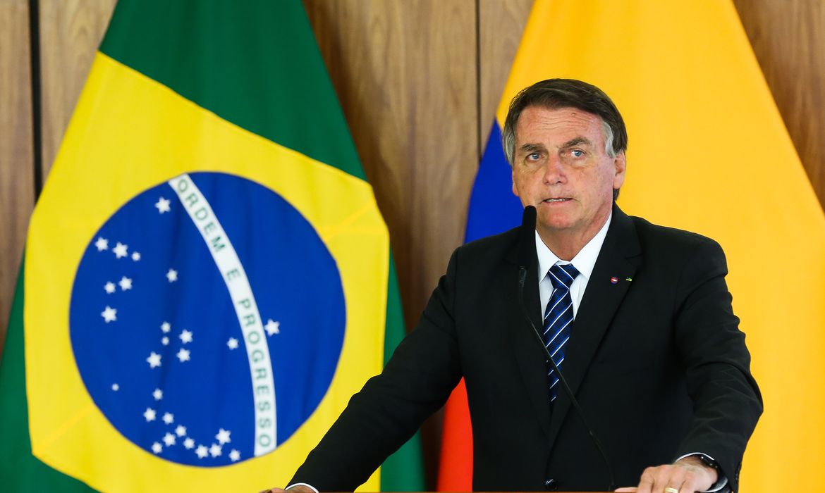 Bolsonaro defende revisão de política de preços para conter alta dos combustíveis