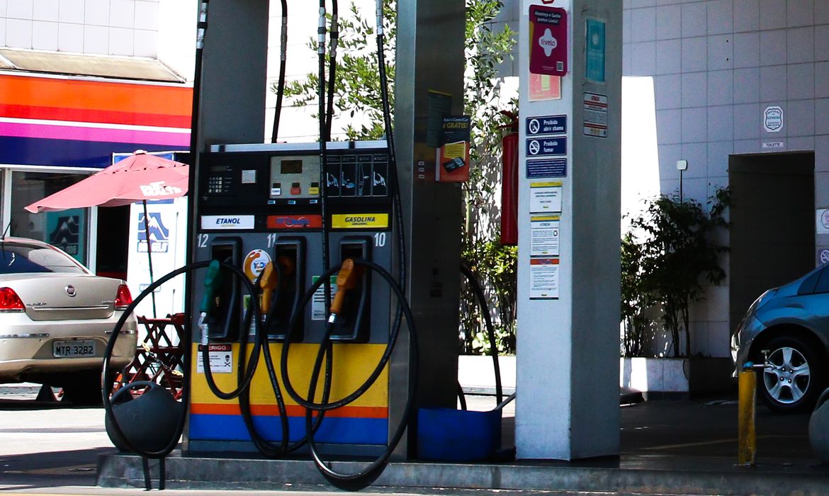 Governo de SP reduz ICMS da gasolina para 18%