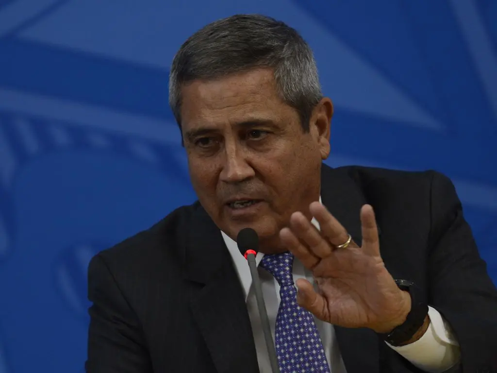 Braga Netto se filia ao PL com expectativa de ser vice de Bolsonaro