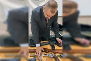 Pastor de igreja evangélica aparece em vídeo benzendo armamento no Paraná
