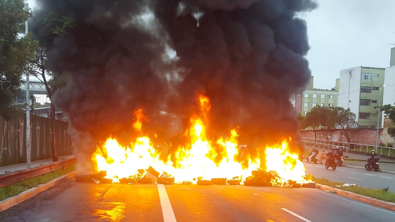 Moradores protestam na Radial Leste, em SP, por causa de alagamentos na região