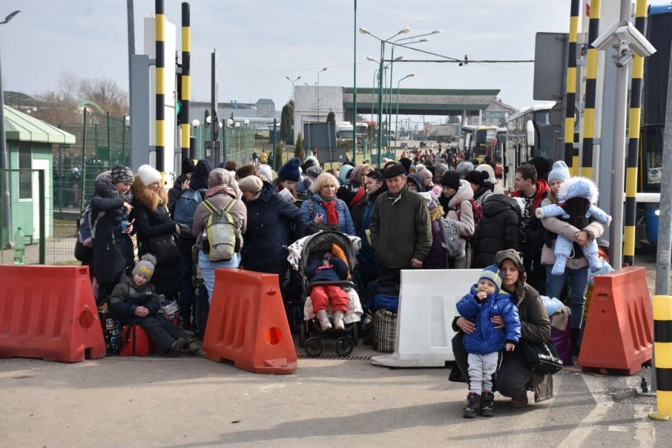 Civis da Ucrânia deixam cidades atacadas pela Rússia em 4ª tentativa de corredor humanitário