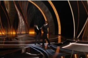 Will Smith dá tapa em Chris Rock em momento tenso da cerimônia do Oscar