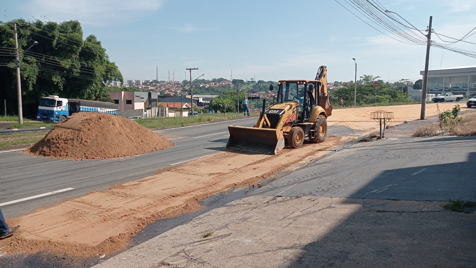 Produto derramado por caminhão no Anel Viário de Limeira é identificado