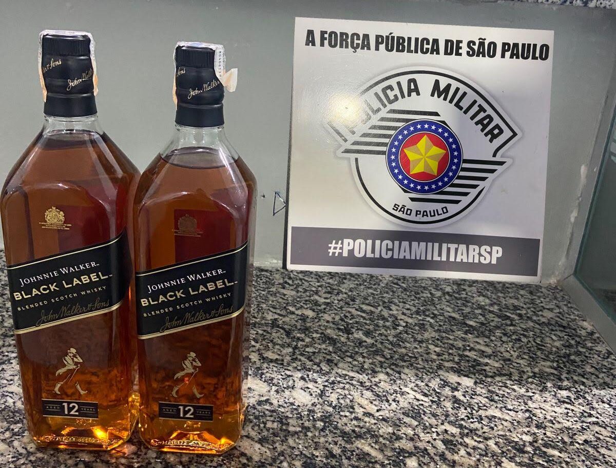 Desempregado paga por bolacha, mas leva garrafas de whisky de supermercado em Limeira