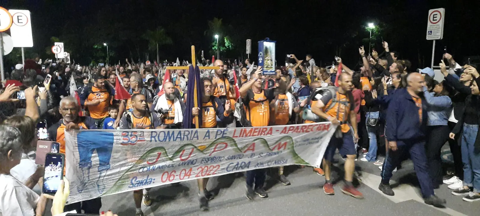 Romeiros de Limeira chegam a pé em Aparecida