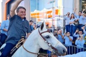 Bolsonaro inicia expediente da semana com motociata e cavalgada no interior de SP
