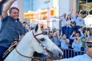Bolsonaro inicia expediente da semana com motociata e cavalgada no interior de SP