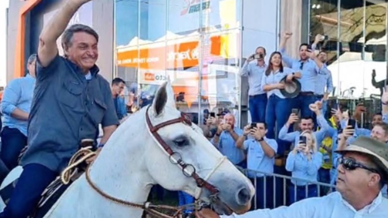 Bolsonaro inicia expediente da semana com motociata e cavalgada no interior de SP