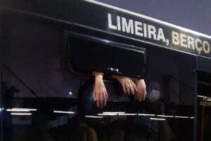 Adolescentes são esquecidos dentro de ônibus de Limeira