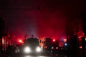 Incêndio de grandes proporções destrói galpões em Guarulhos