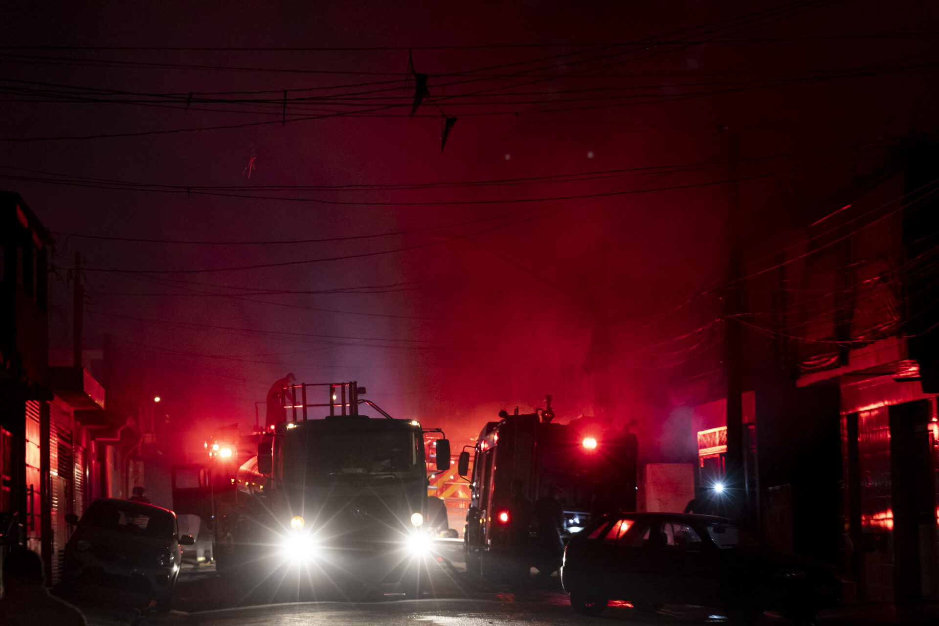 Incêndio de grandes proporções destrói galpões em Guarulhos