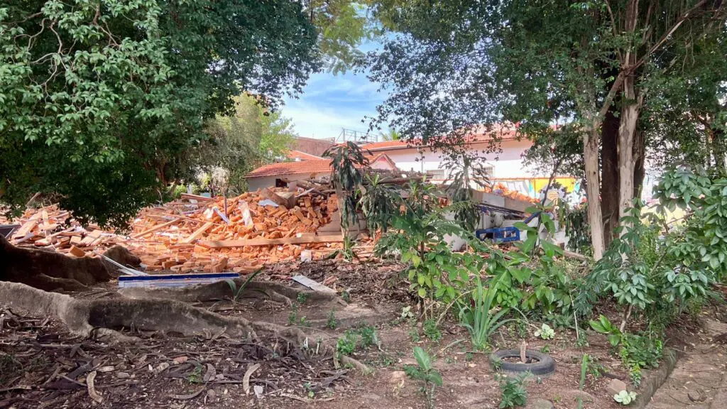 Imóvel de 80 anos é demolido na Boa Vista, em Limeira, e revolta moradores do bairro