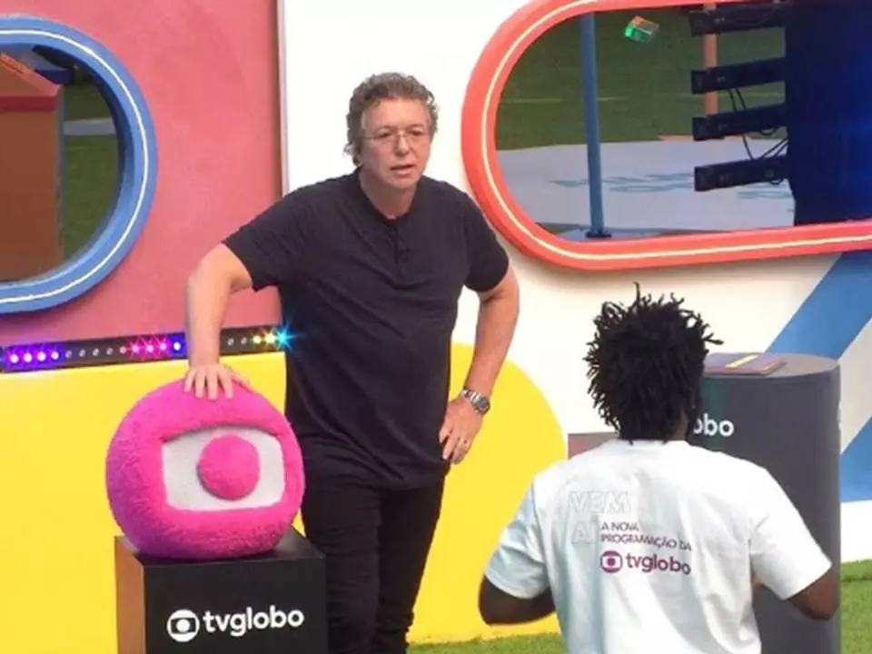 Boninho surpreende e entra na casa do BBB para dinâmica