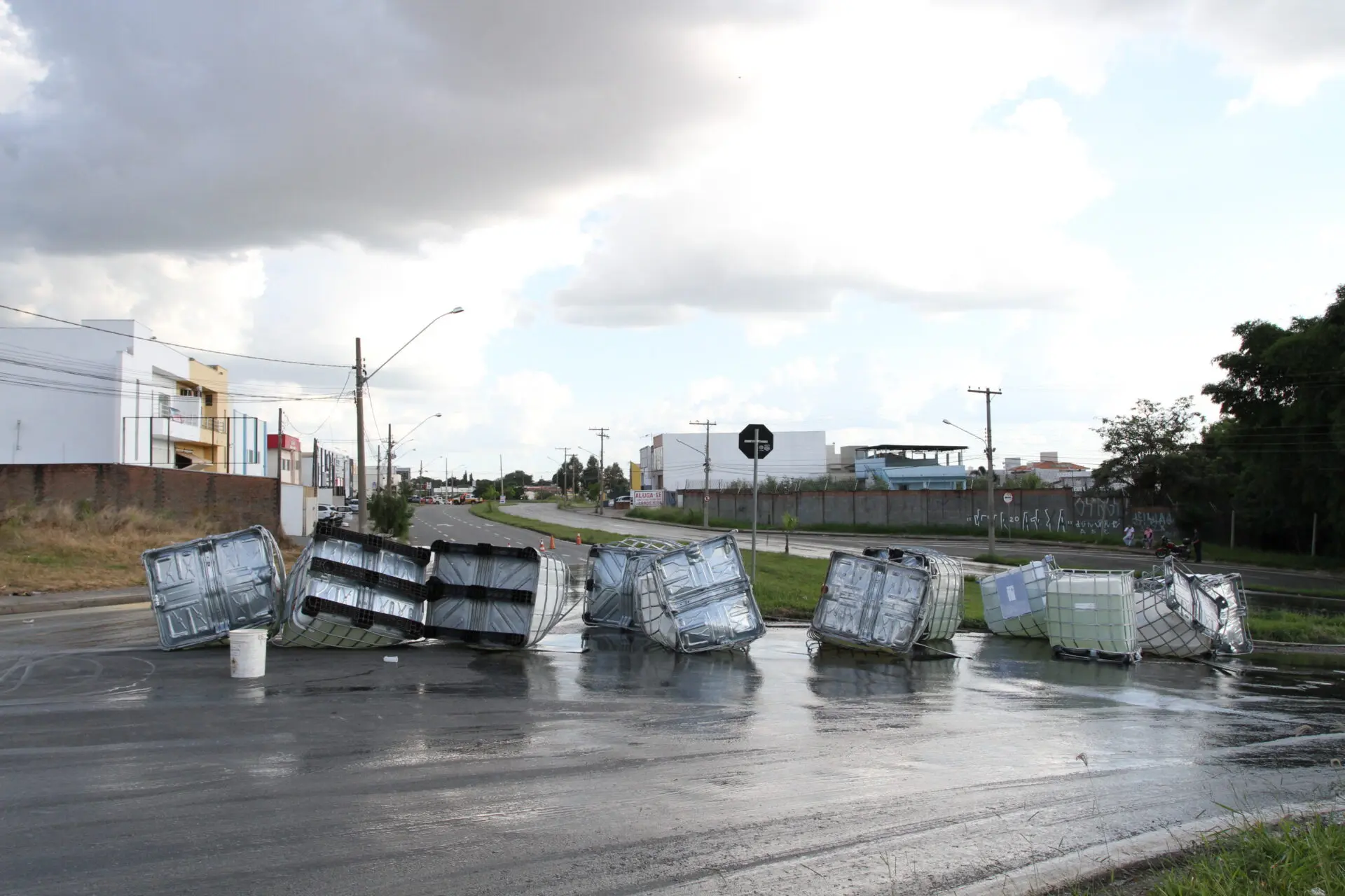 Caminhão derruba carga de produto químico desconhecido no Anel Viário de Limeira