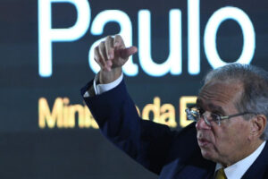 Guedes diz estar 'sem luz' sobre troca no comando da Petrobras
