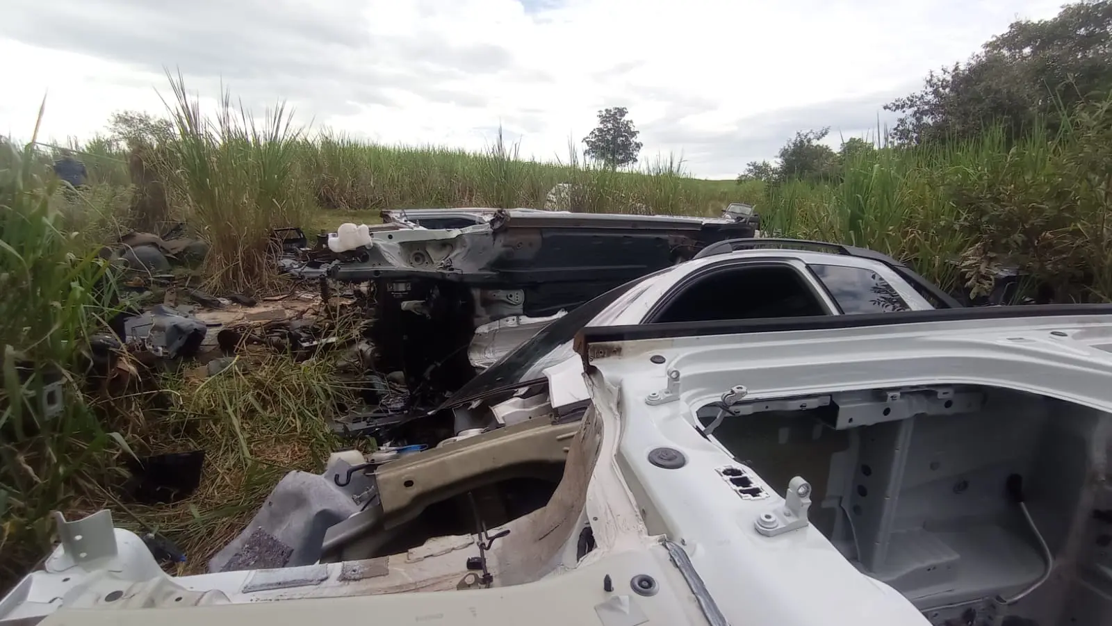 Polícia Militar encontra desmanche com 23 veículos na Rodovia Limeira-Mogi Mirim, em Engenheiro Coelho