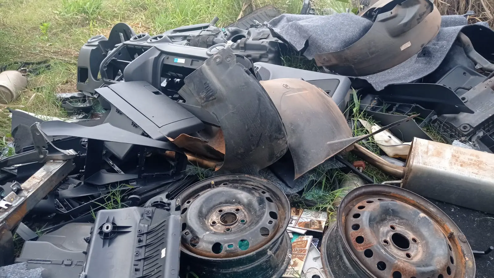 Polícia Militar encontra desmanche com 23 veículos na Rodovia Limeira-Mogi Mirim, em Engenheiro Coelho