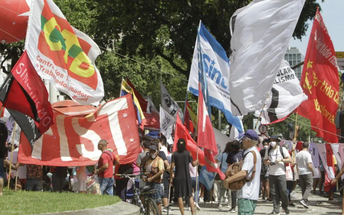 O ato faz parte de mobilização em mais de 80 cidades do país, segundo estimam organizadores