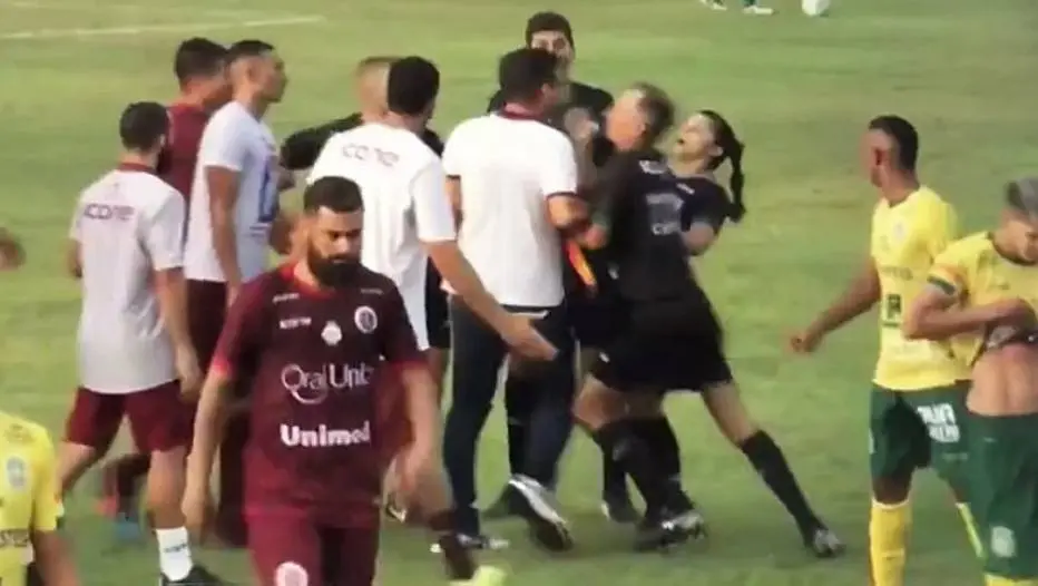 Rafael Soriano, ex-técnico da Inter de Limeira, dá cabeçada em bandeirinha no Espírito Santo