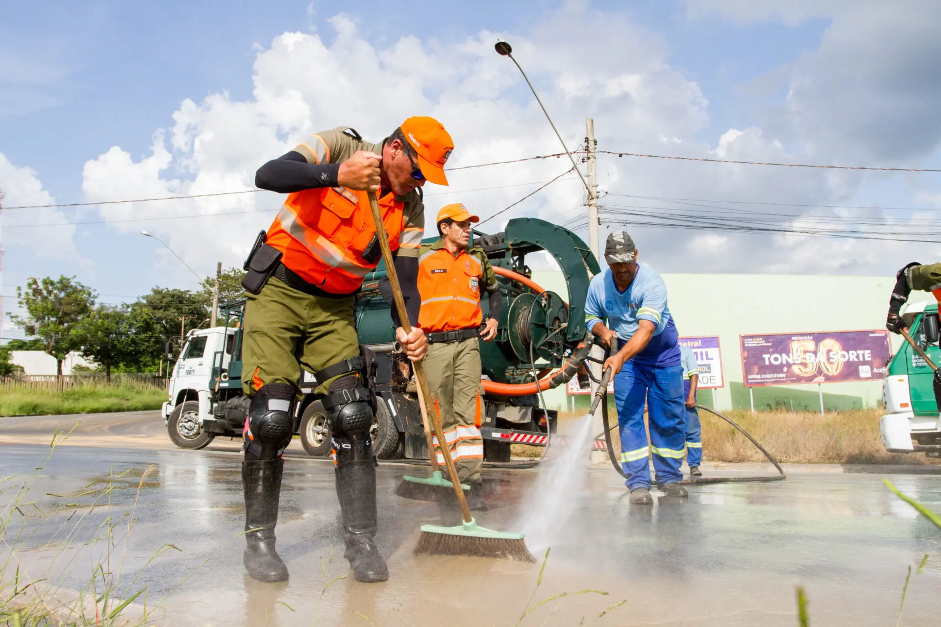 Prefeitura de Limeira começa a lavar Anel Viário após derramamento de produto químico