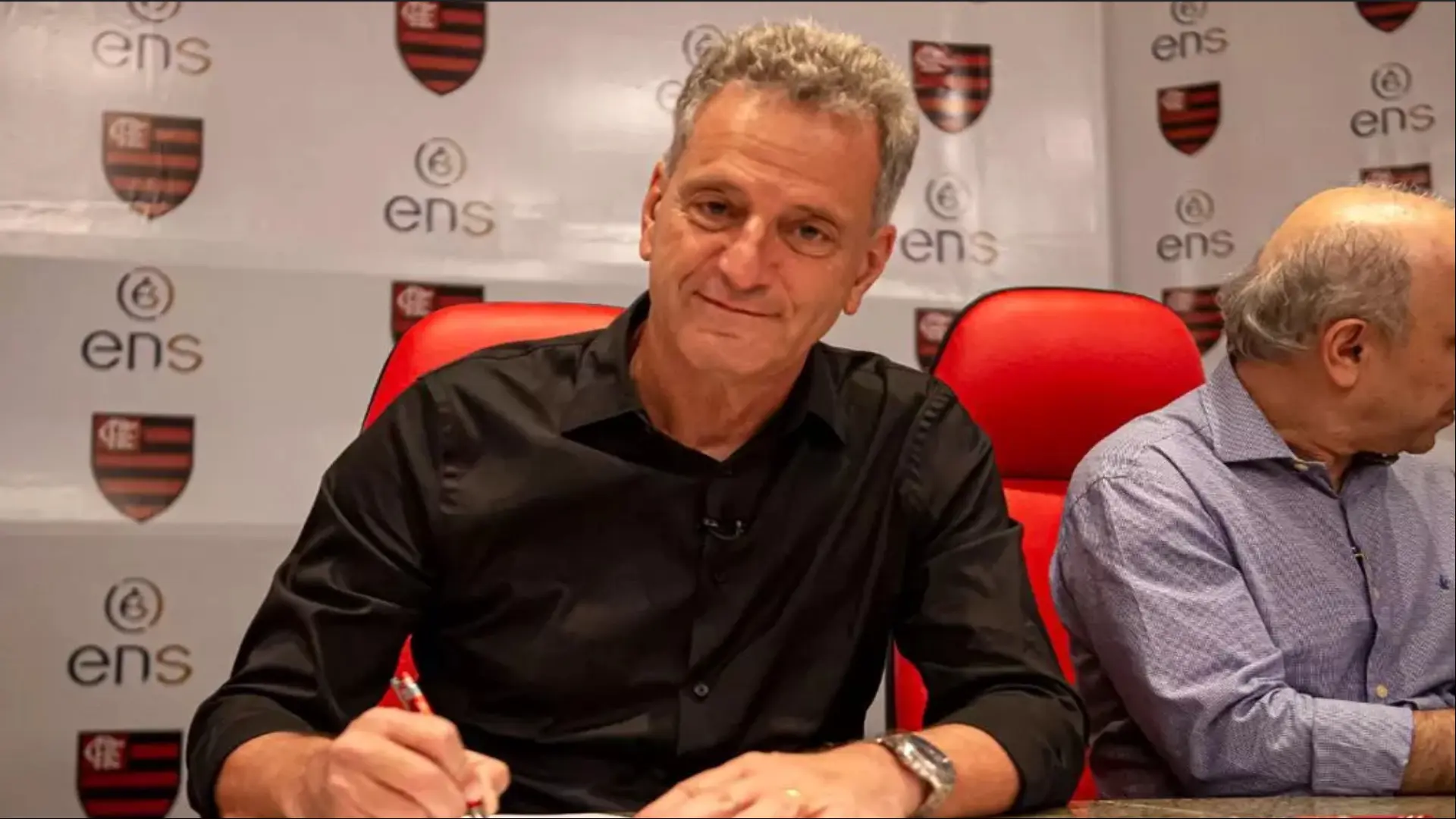O presidente do Flamengo, Rodolfo Landim, anunciou que vai abrir mão da indicação à presidência do conselho da Petrobras em nota oficial publicada neste domingo (3) no site do clube carioca. "Apesar do tamanho e da importância da Petrobras para o nosso país, e da enorme honra para mim em exercer este cargo, gostaria de informar que resolvi abrir mão desta indicação", escreveu o presidente.