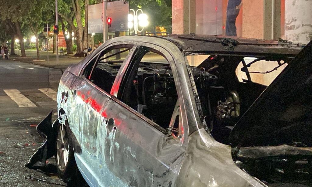 Torcedor do São Paulo tem carro incendiado por palmeirenses no Centro de Limeira