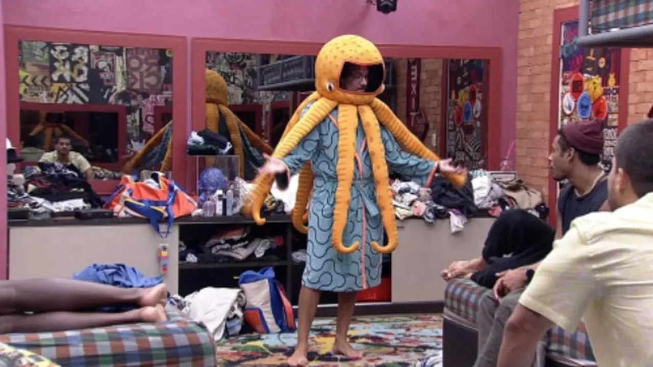 Eliezer cai da cama com fantasia de polvo do Monstro no BBB 22
