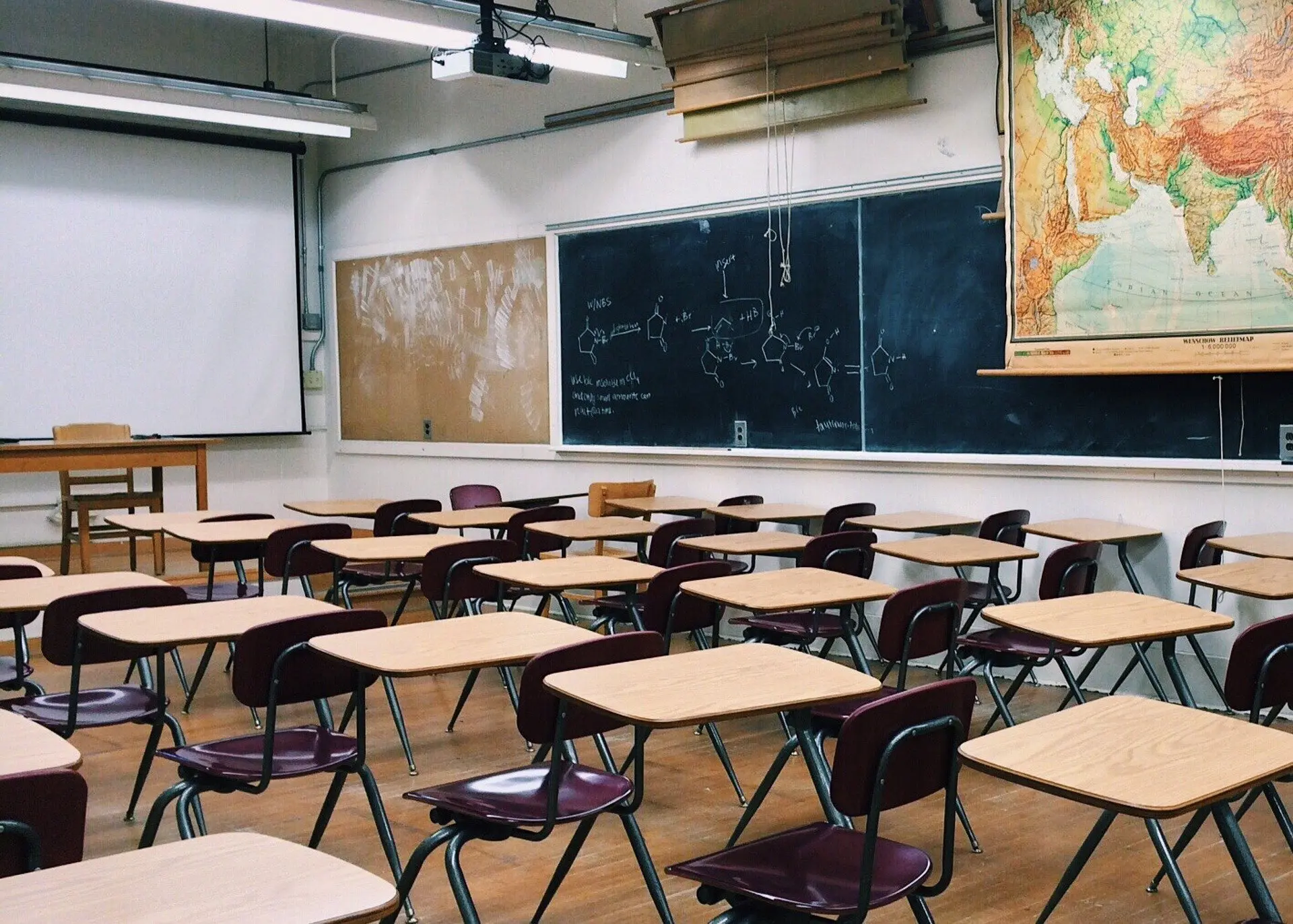 Segundo o relato da vítima, registrado no boletim de ocorrência, o professor teria se aproximado do aluno durante a aula, por detrás, colocado o dedo em sua nádega e dito "errei o buraco"