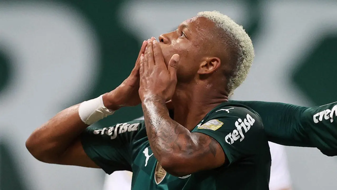 Danilo pede desculpa após ofensas homofóbicas em comemoração do título