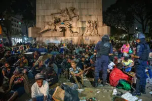 Polícia invade nova cracolândia e expulsa usuários da praça para prender traficantes