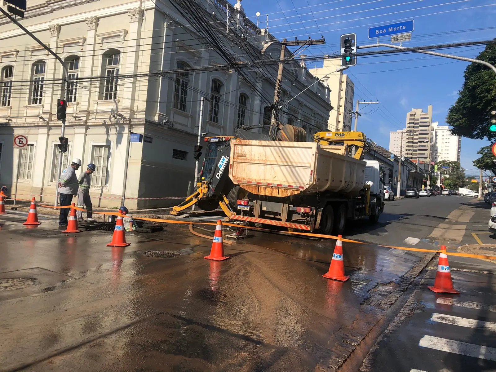 BRK realiza obras emergenciais após rompimento de rede de água no Centro de Limeira