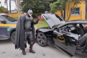 'Batman' fica sem bateria no batmóvel e pede ajuda a policiais em Santa Catarina