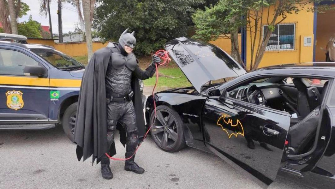 'Batman' fica sem bateria no batmóvel e pede ajuda a policiais em Santa Catarina