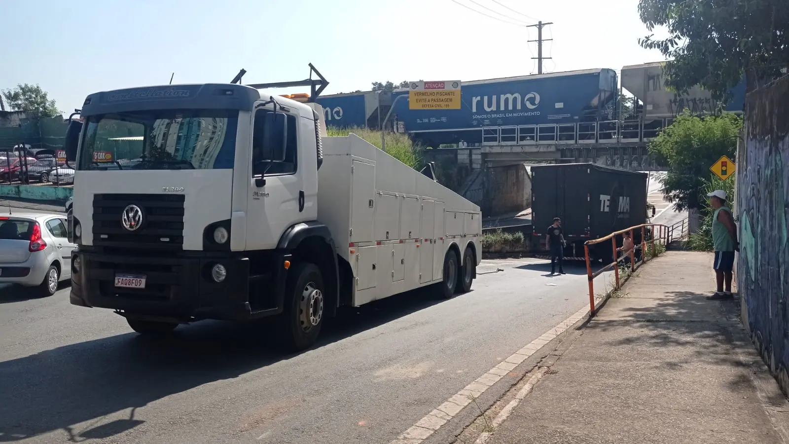 Caminhão entala na Ponte Preta, em Limeira